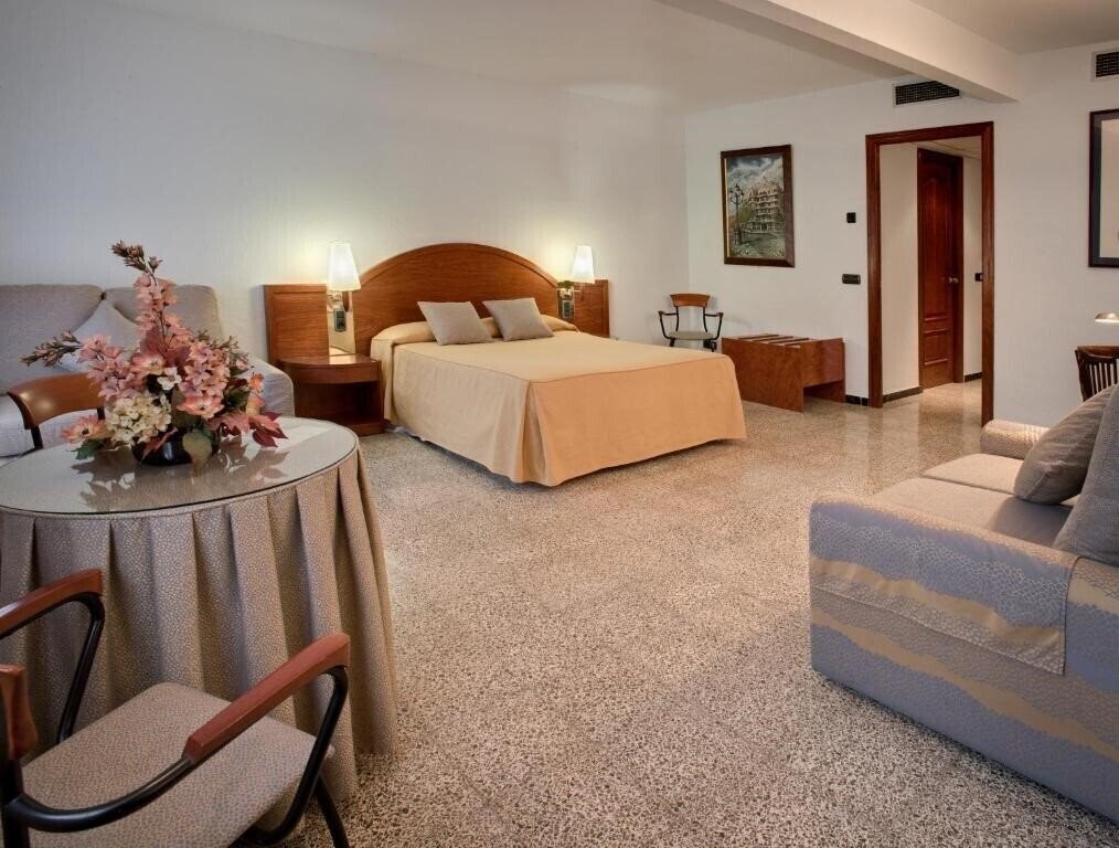 Территория Hotel Gaudi Reus 3*