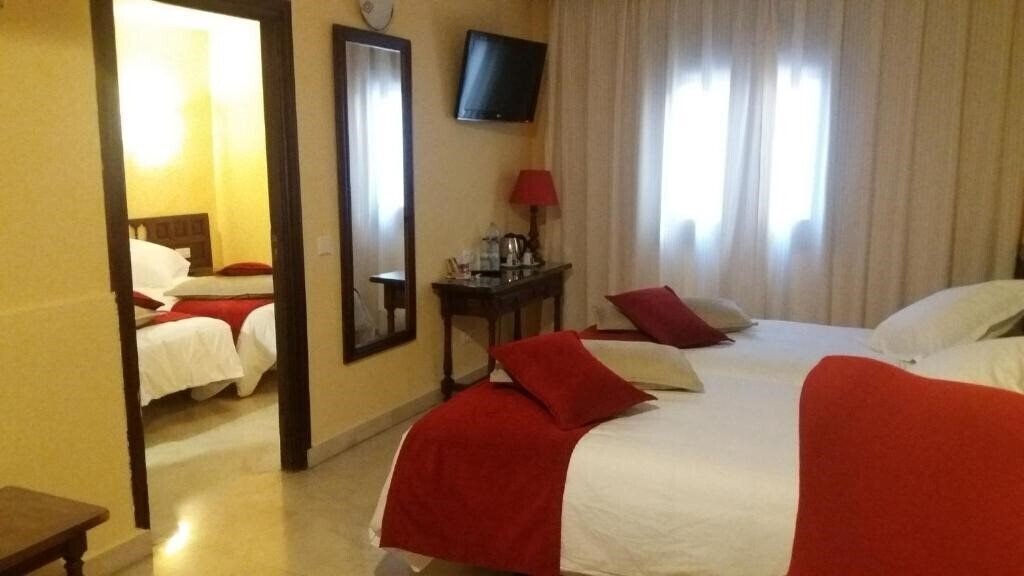 Готель Alfonso Vi 4*