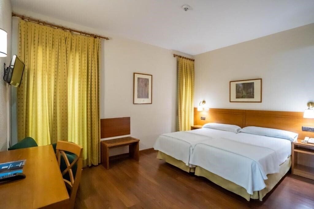 Готель Hotel Conquista De Toledo 3*