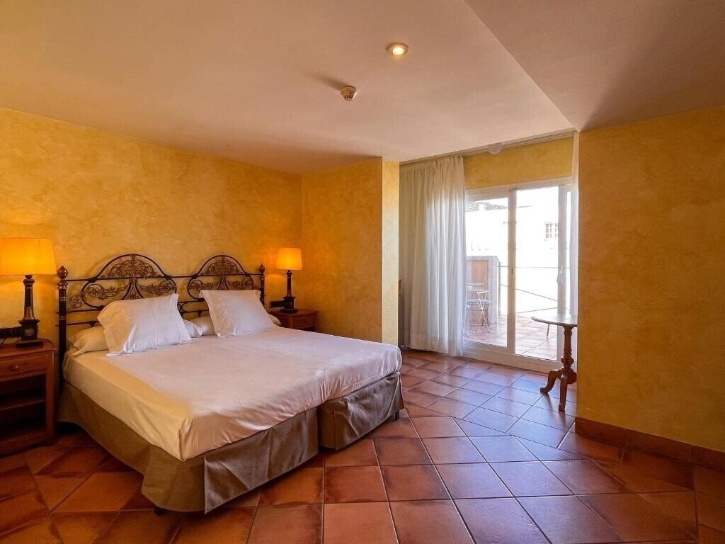 Готель RVHotels Vila de Tossa (ex. Vila de Tossa, Hotel URH Vila Tossa) 4*