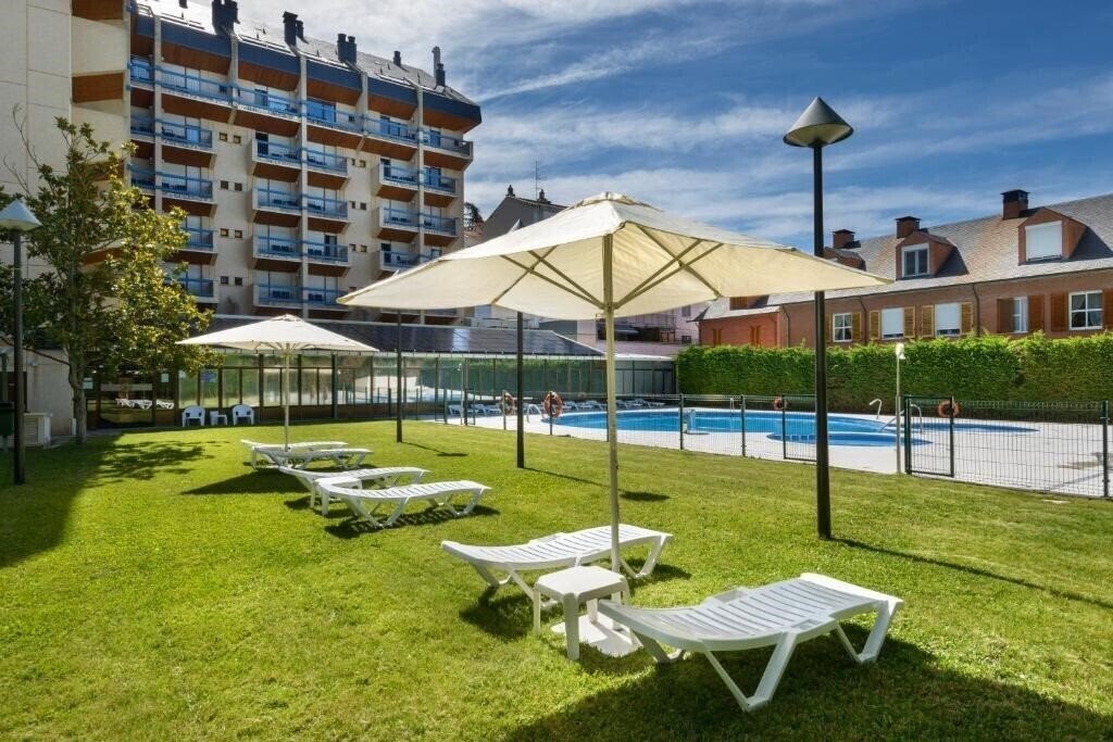 Территория Hotel Oroel & SPA (ex. Hotel Oroel) 4*