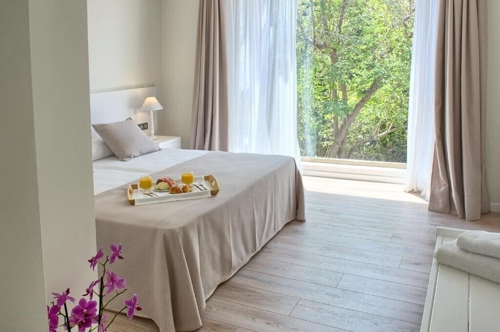 Вид El Petit Convent 3*