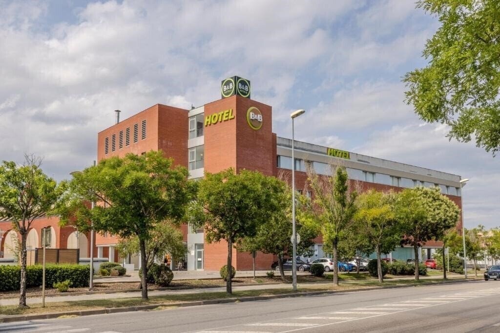 Вид B&B Hotel Girona 3 (ex. Holiday Inn Express Girona) 3*