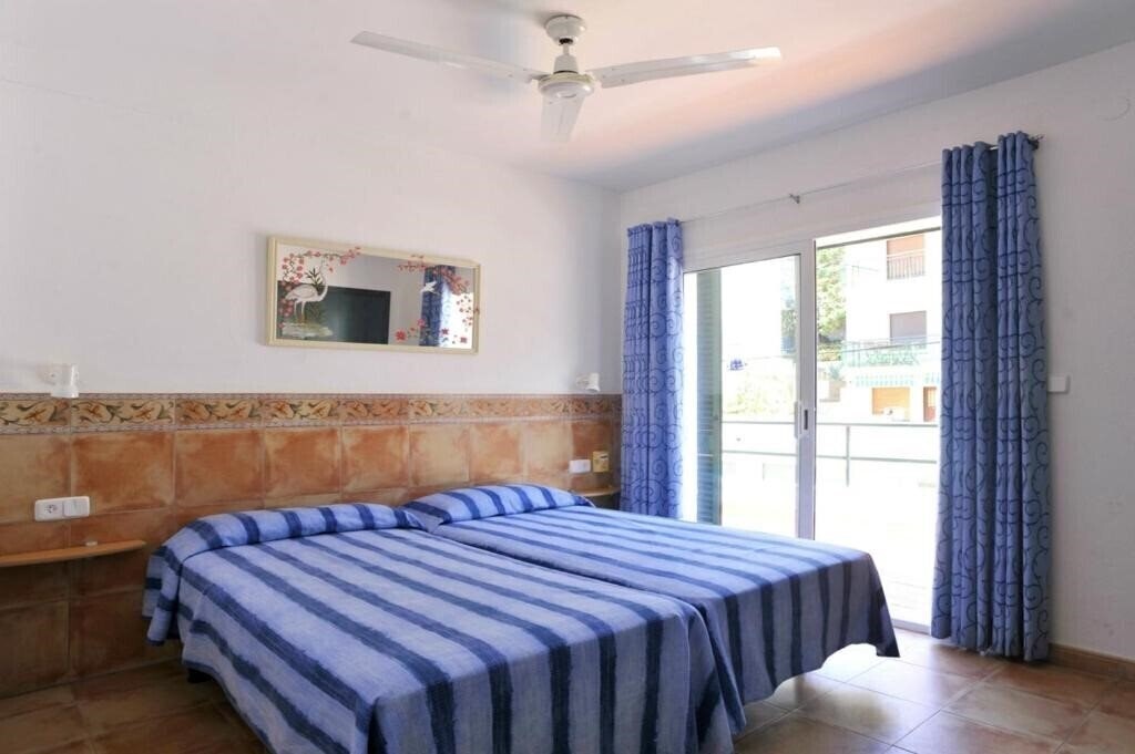 Вид Apartaments El Berganti 3*