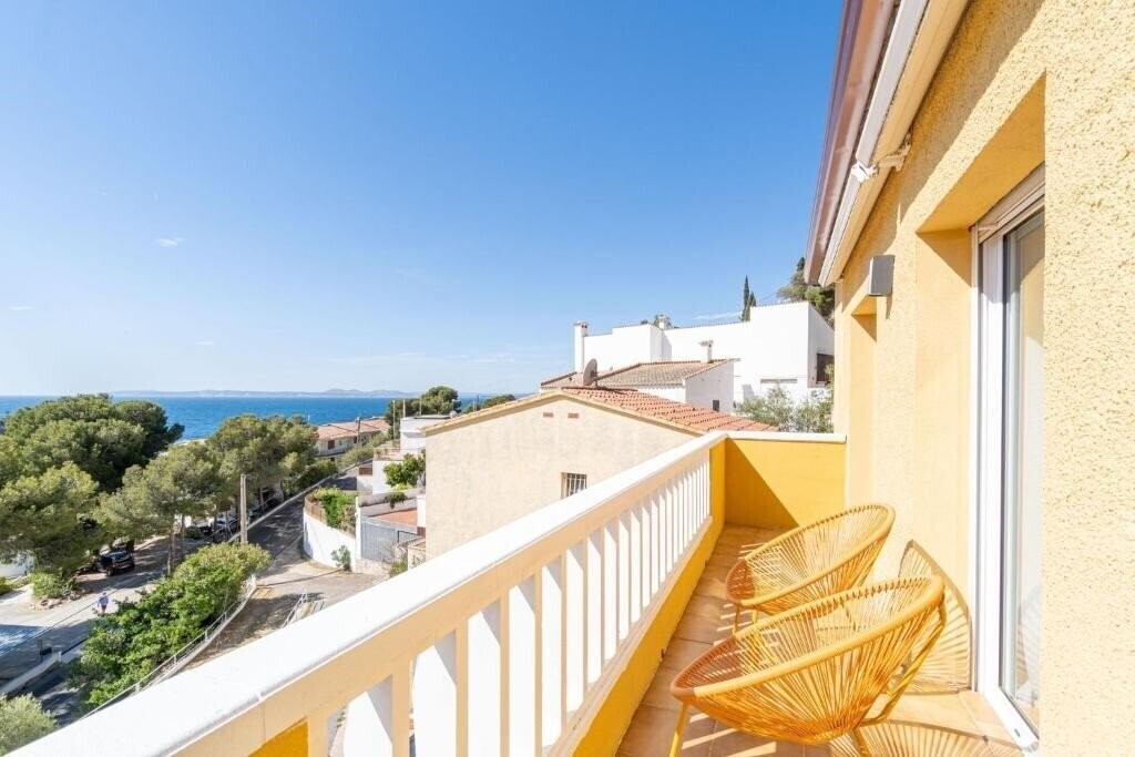 Готель Roses House Beach 3*