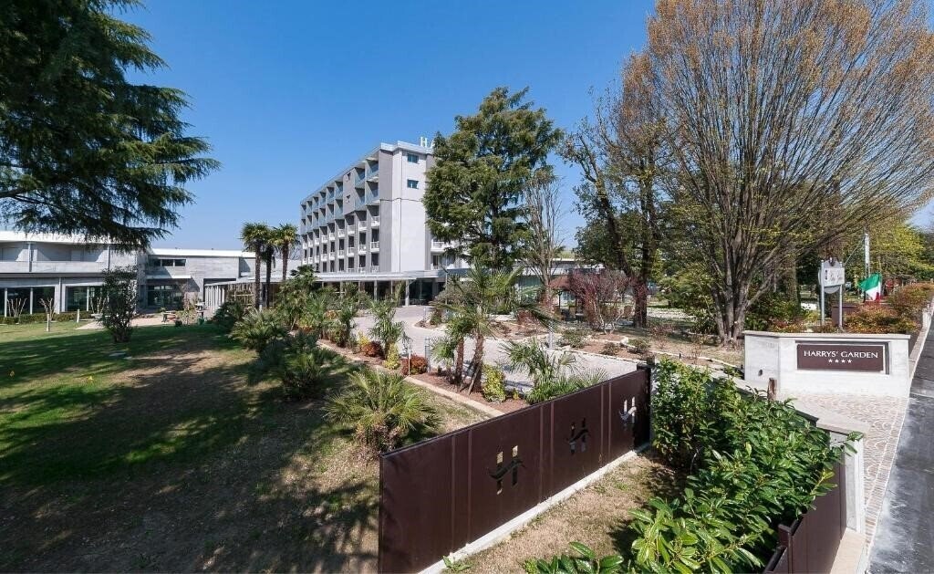 Панорама Harrys Garden 4*