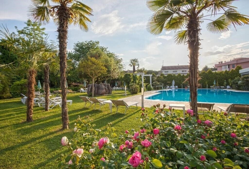 Фотографія Harrys Garden 4*