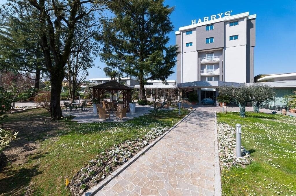 Вид Harrys Garden 4*