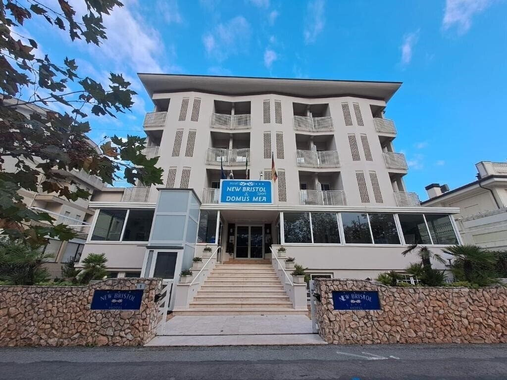 Готель New Bristol Sport & Domus Mea 3*