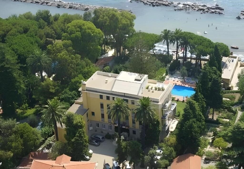 Панорама Eden Park 4*