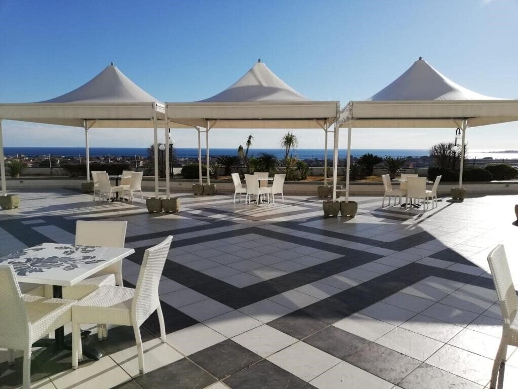 Панорама Mirabeau Park Hotel 4*