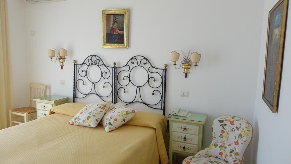 Готель Villa Mora Hotel (Giardini Naxos) 2*