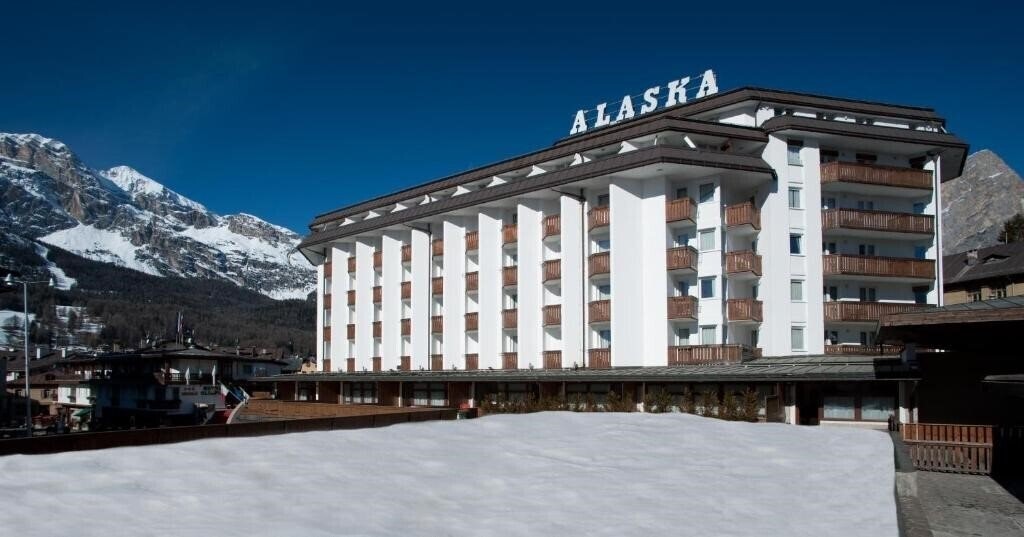 Готель Alaska Cortina 4*