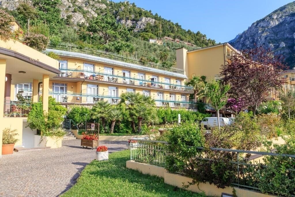 Фото San Pietro Hotel Limone sul Garda 4*