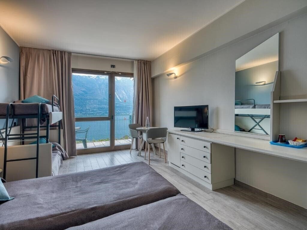 Фотографія San Pietro Hotel Limone sul Garda 4*