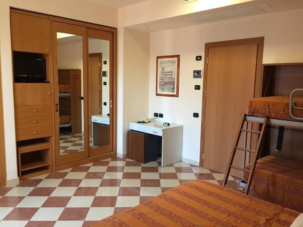 Вид Fiorella Hotel (Senigallia) 2*