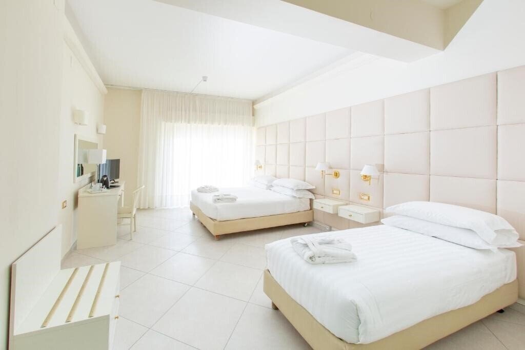 Апартаменти Numana Palace Hotel 4*