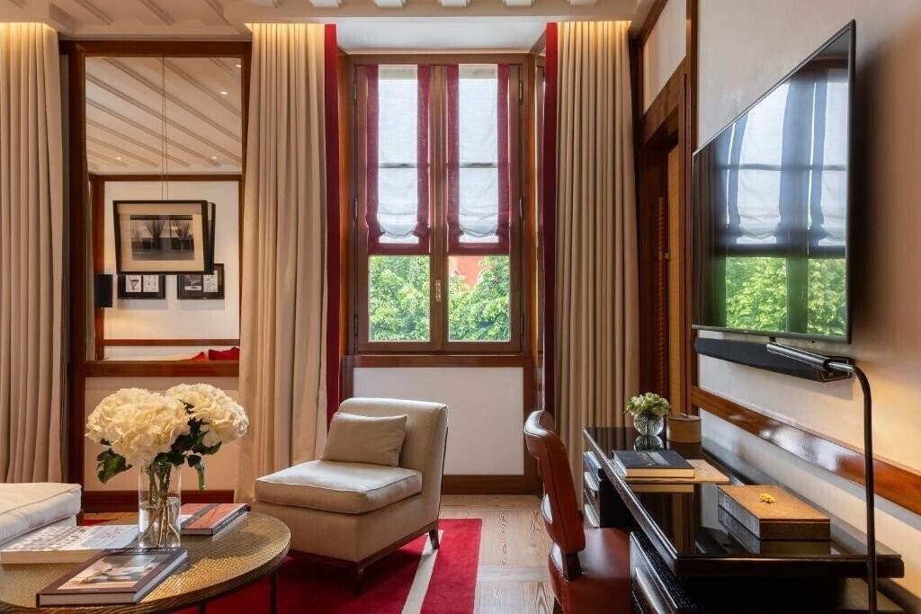 Отель Portrait Milano 5*