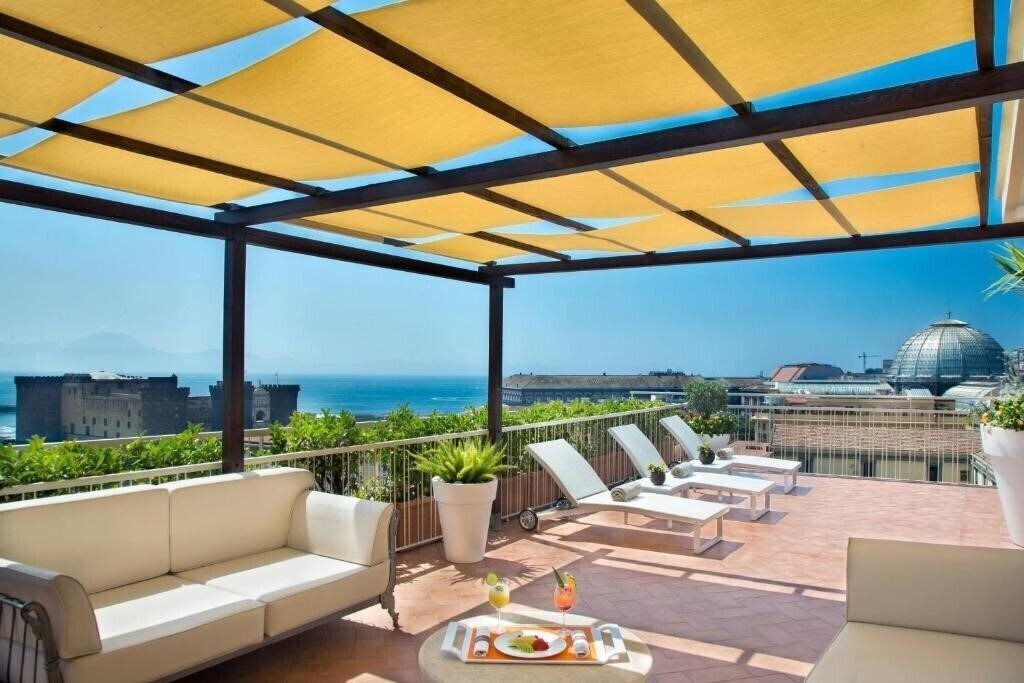Территория Renaissance Naples Hotel Mediterraneo 4*