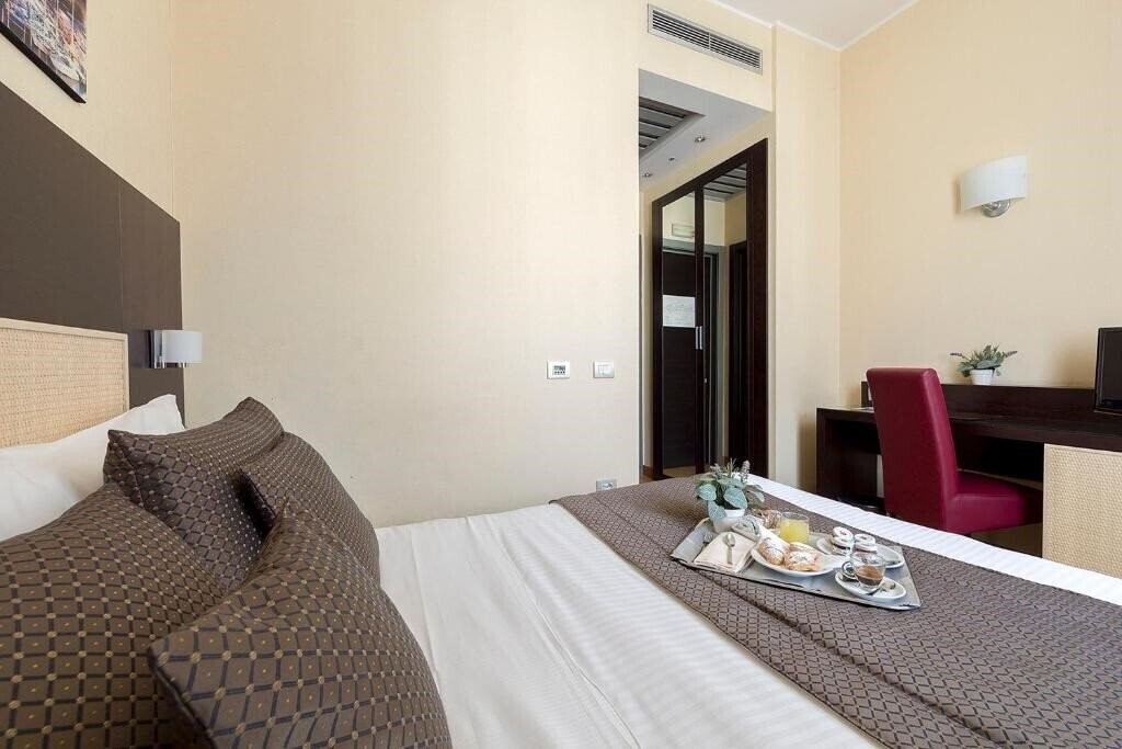 Территория Hotel Naples 4*