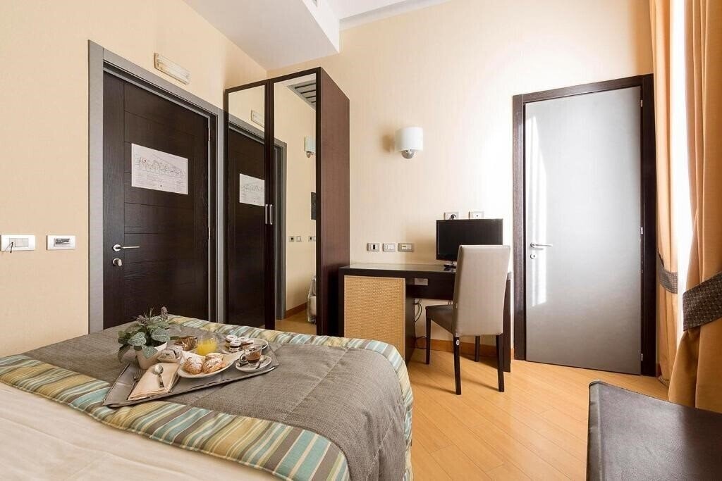 Панорама Hotel Naples 4*