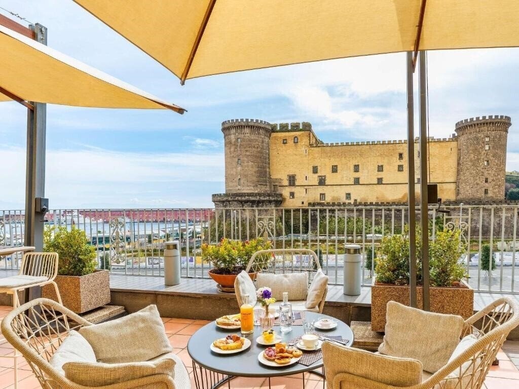 Территория Mercure Angioino Napoli Centro Hotel 4*
