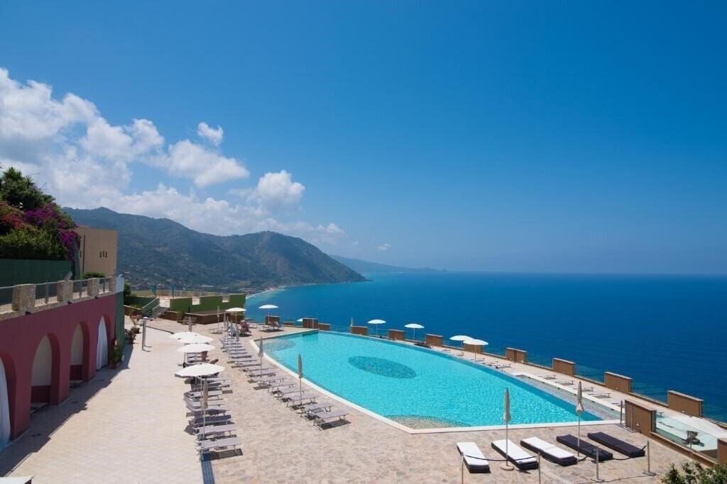 Отель Grand Avalon Sikani 4*