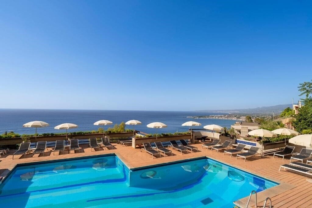 Территория Eurostars Monte Tauro 3*