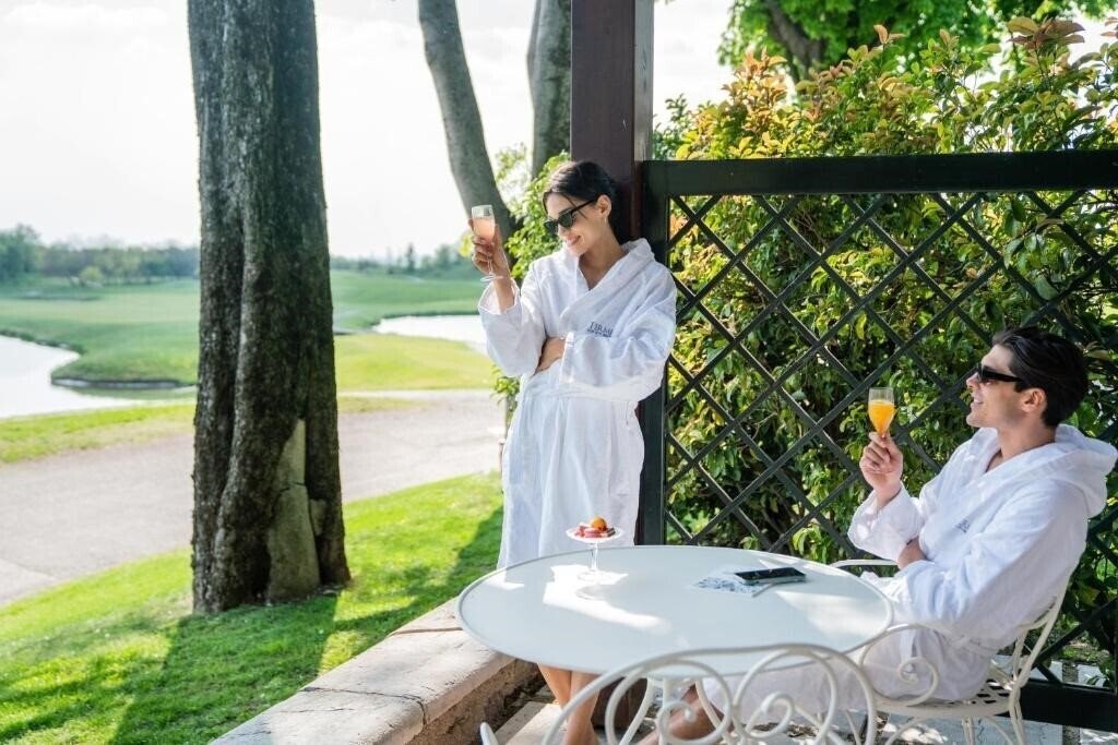 Територія Palazzo Azarga Hotel SPA & Golf Resort 5*