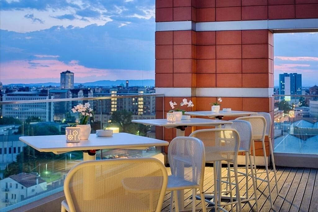 Готель Nh Mantegna 4*