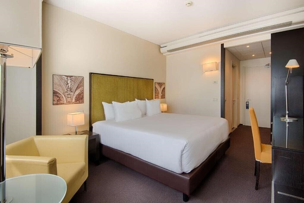 Апартаменти Nh Mantegna 4*