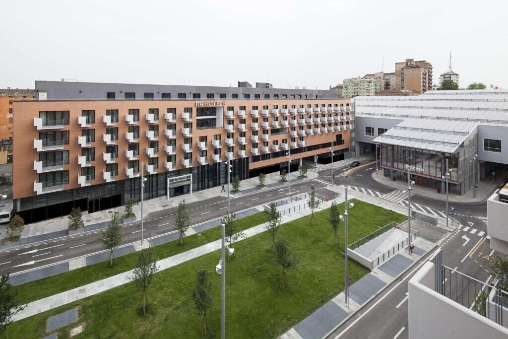 Отель Nh Parma 4*