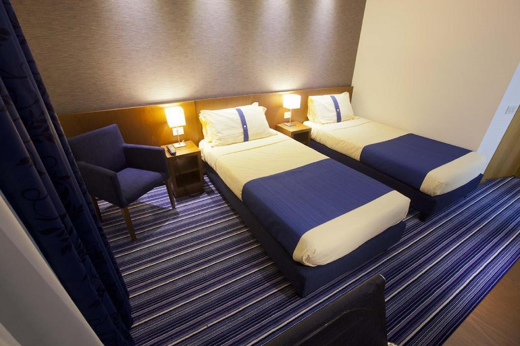 Территория Holiday Inn Express Rome East 4*