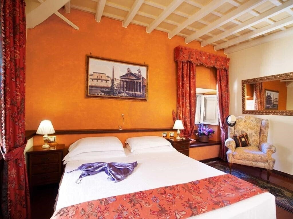 Территория Pantheon Inn 4*