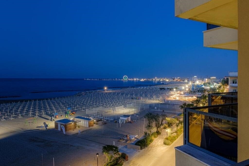 Територія Hotel Crown 3*