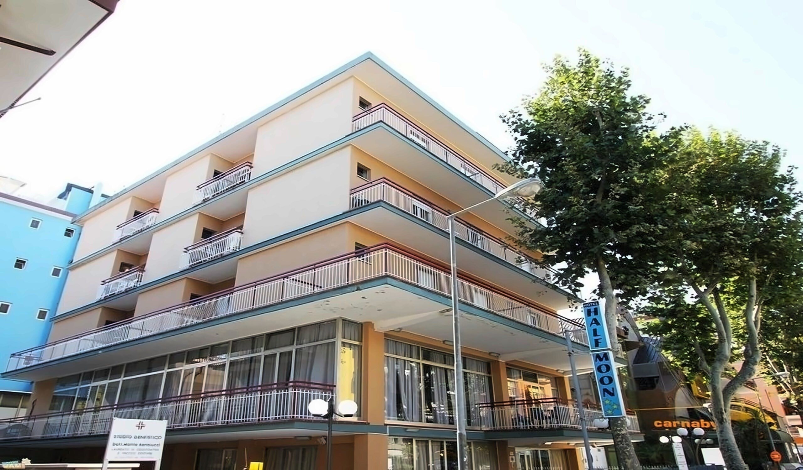 Готель Half Moon 3*