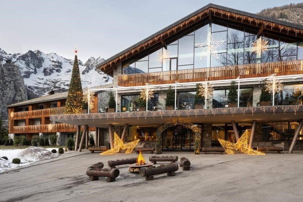 Отель Grand Hotel Courmayeur Mont Blanc by R Collection Hotels (ex. Grand Hotel Courmayeur Mont Blanc) 5*