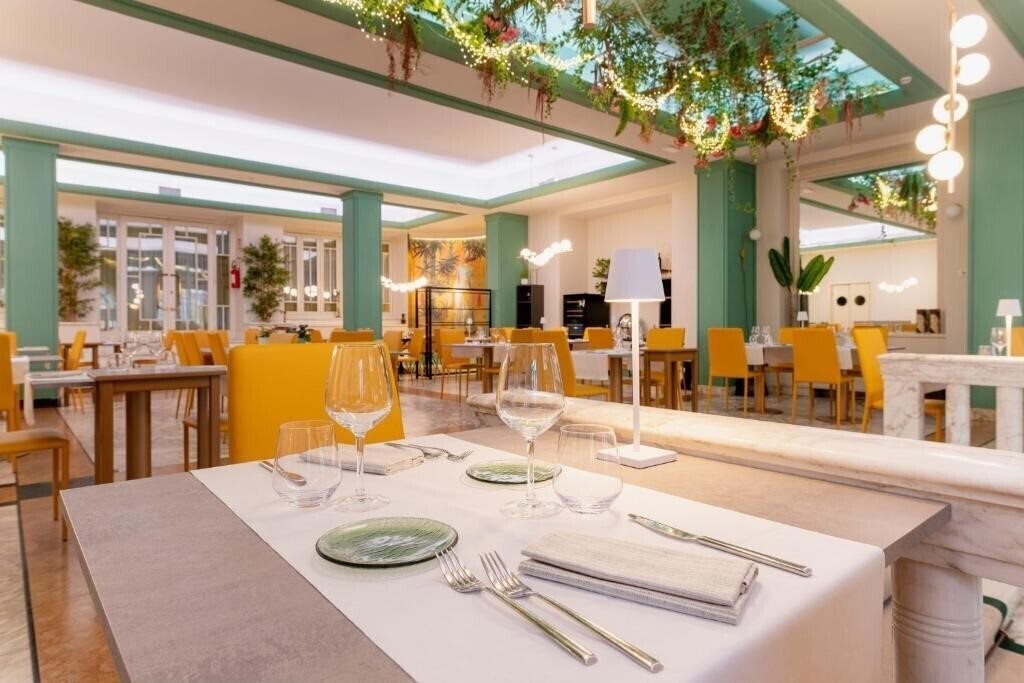 Отель Esplanade Hotel & Residence 4*