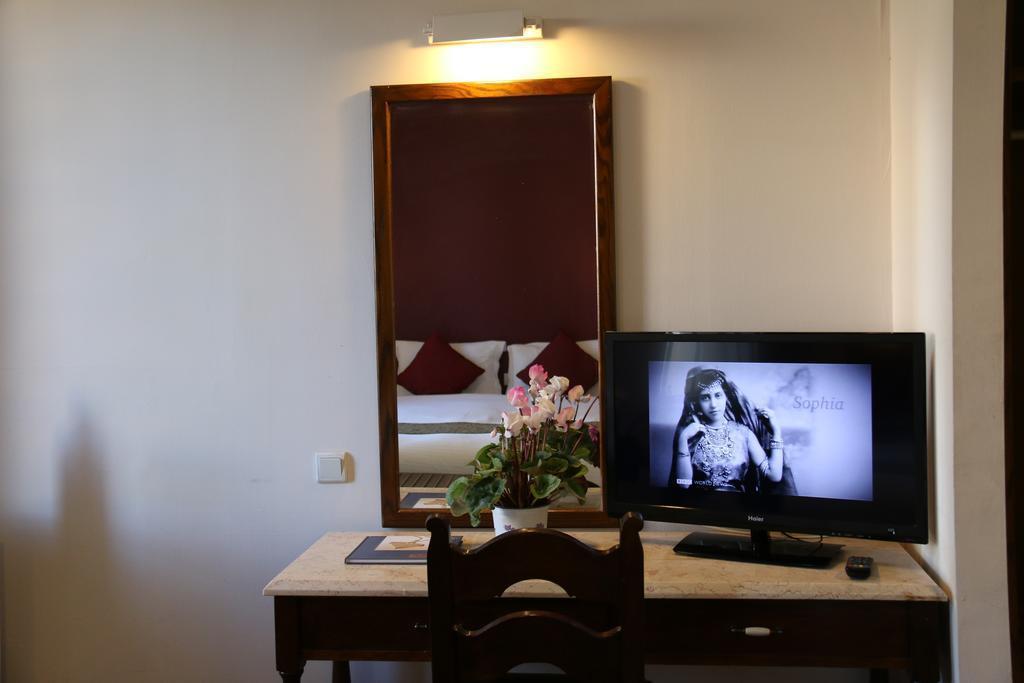 Панорама Ymca Three Arches Hotel 3*