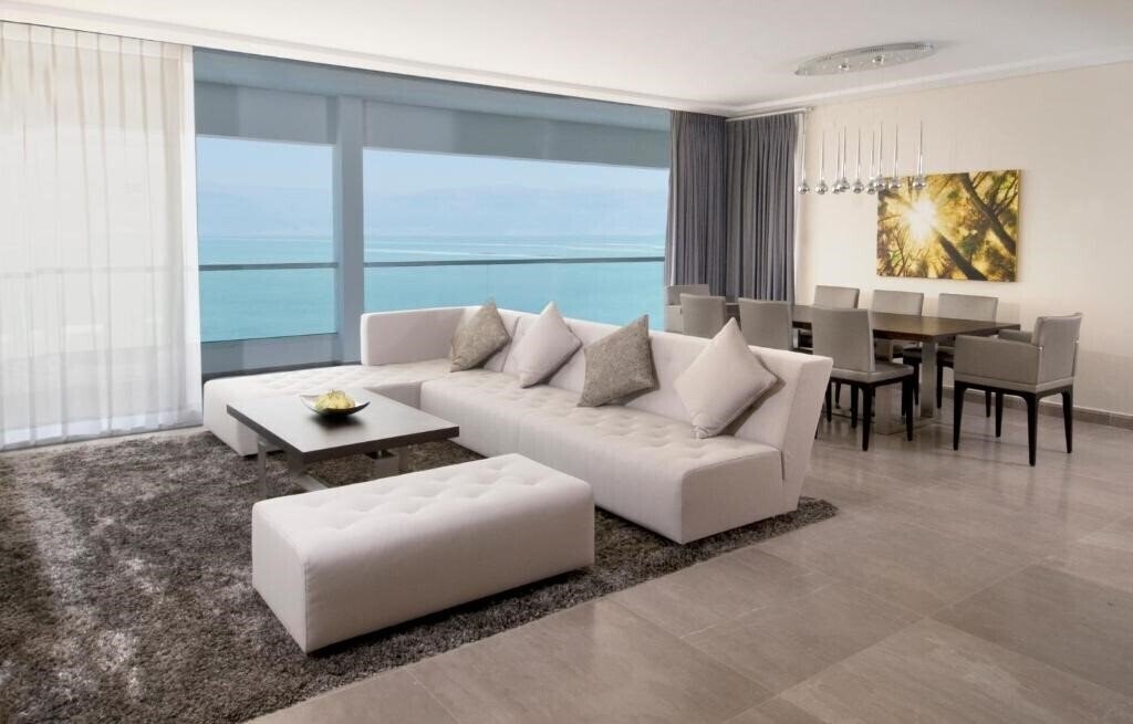 Апартаменти Crowne Plaza Dead Sea 5*