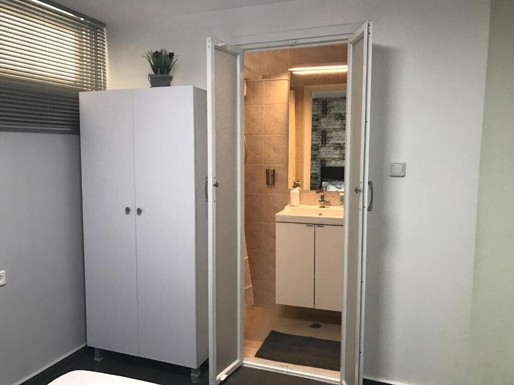 Вид Cozy Modern Apartment Near The Sea In City Center апартаменты