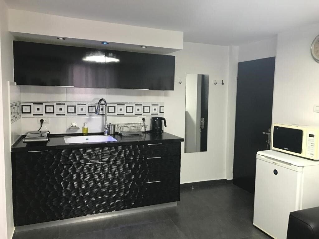 Территория Cozy Modern Apartment Near The Sea In City Center апартаменты