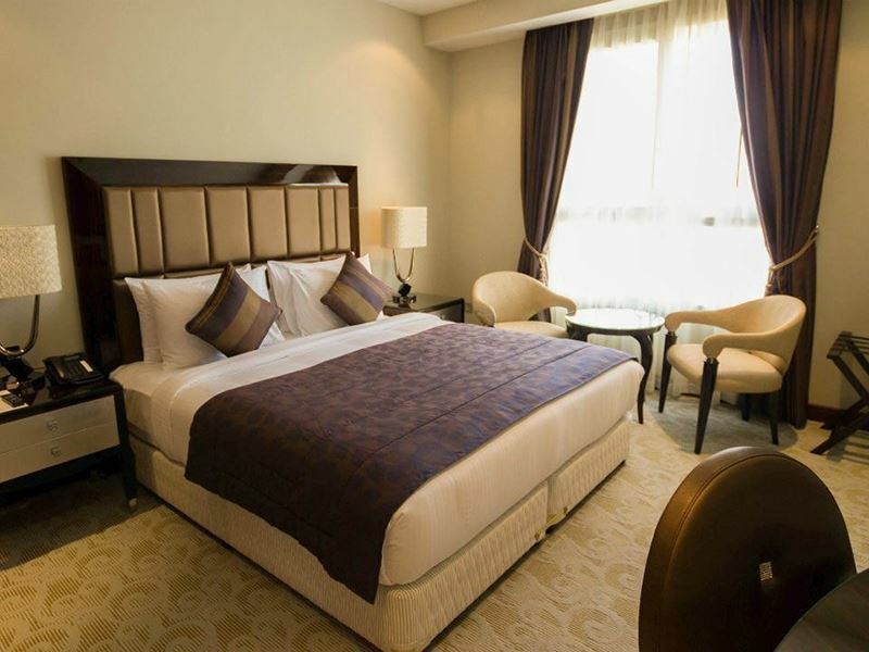 Территория Strato Hotel By Warwick 4*