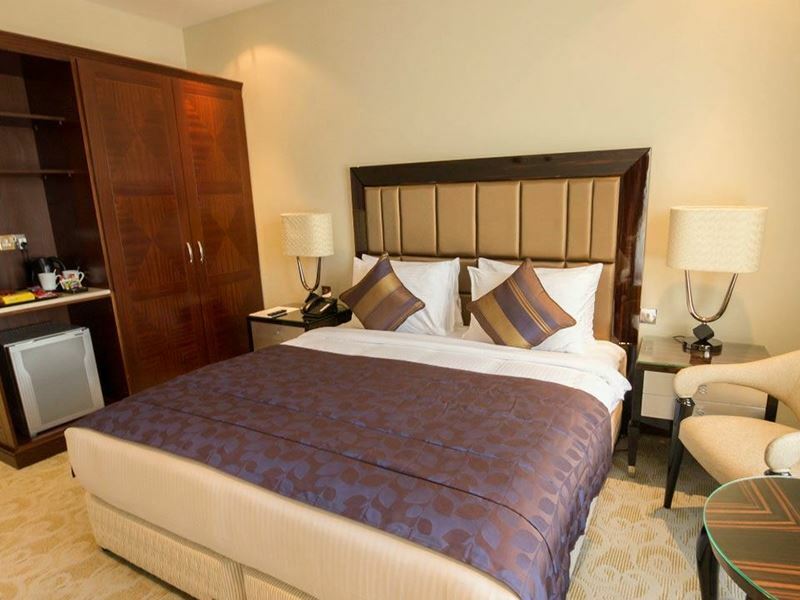 Панорама Strato Hotel By Warwick 4*