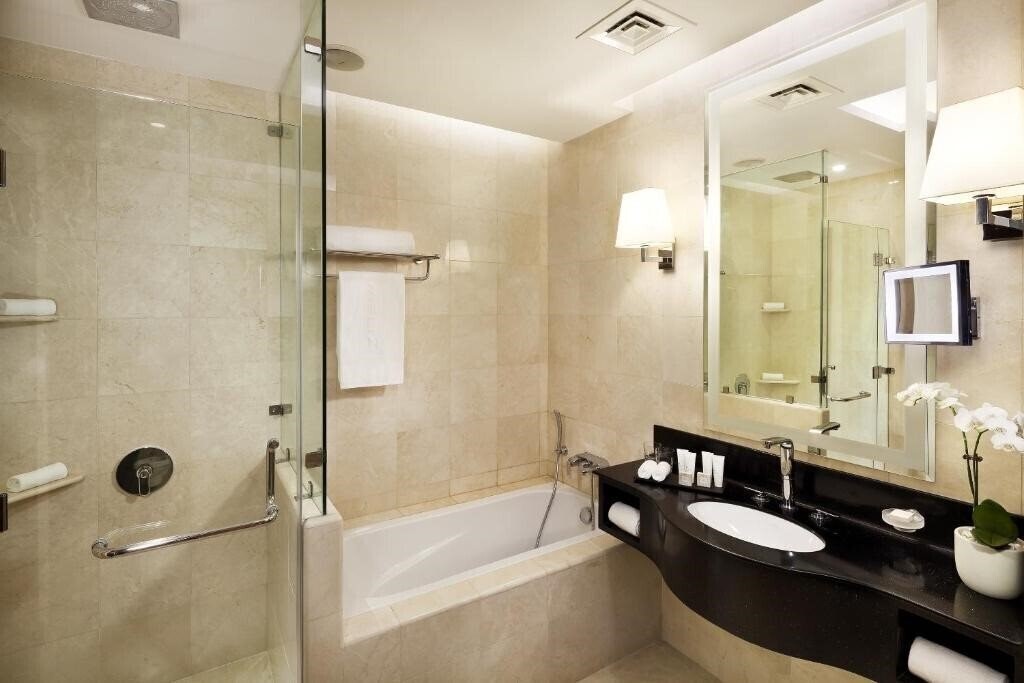 Территория Crowne Plaza Doha West Bay 5*