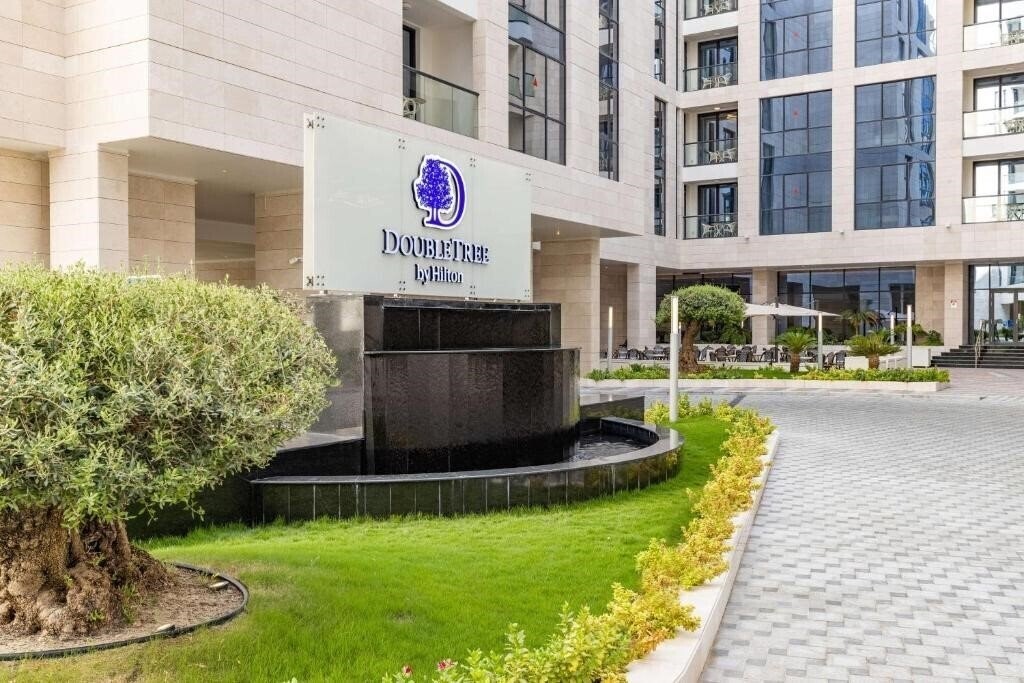 Територія Doubletree By Hilton Doha Downtown 5*