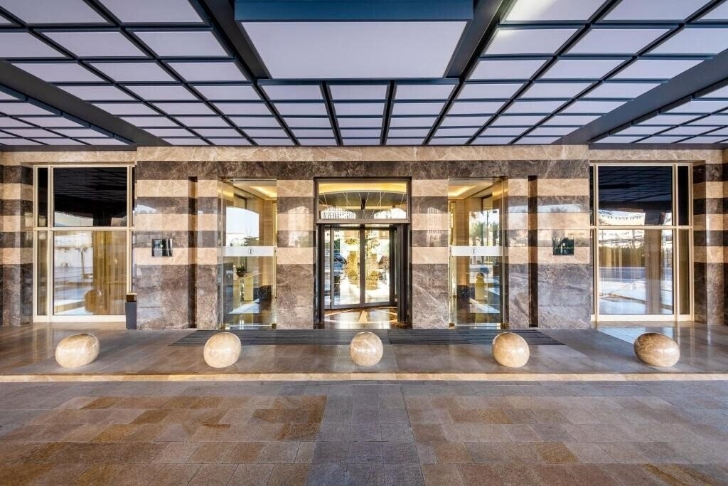 Территория Intercontinental, Доха 5*