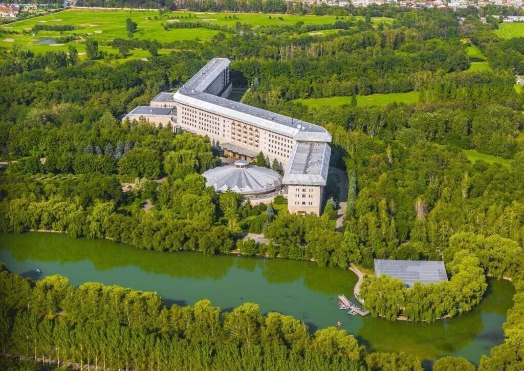 Готель Swissotel Wellness Resort Alatau Almaty 5*