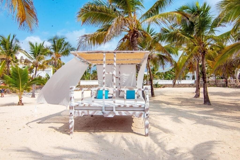 Отель Jumbo Resort Watamu 4*