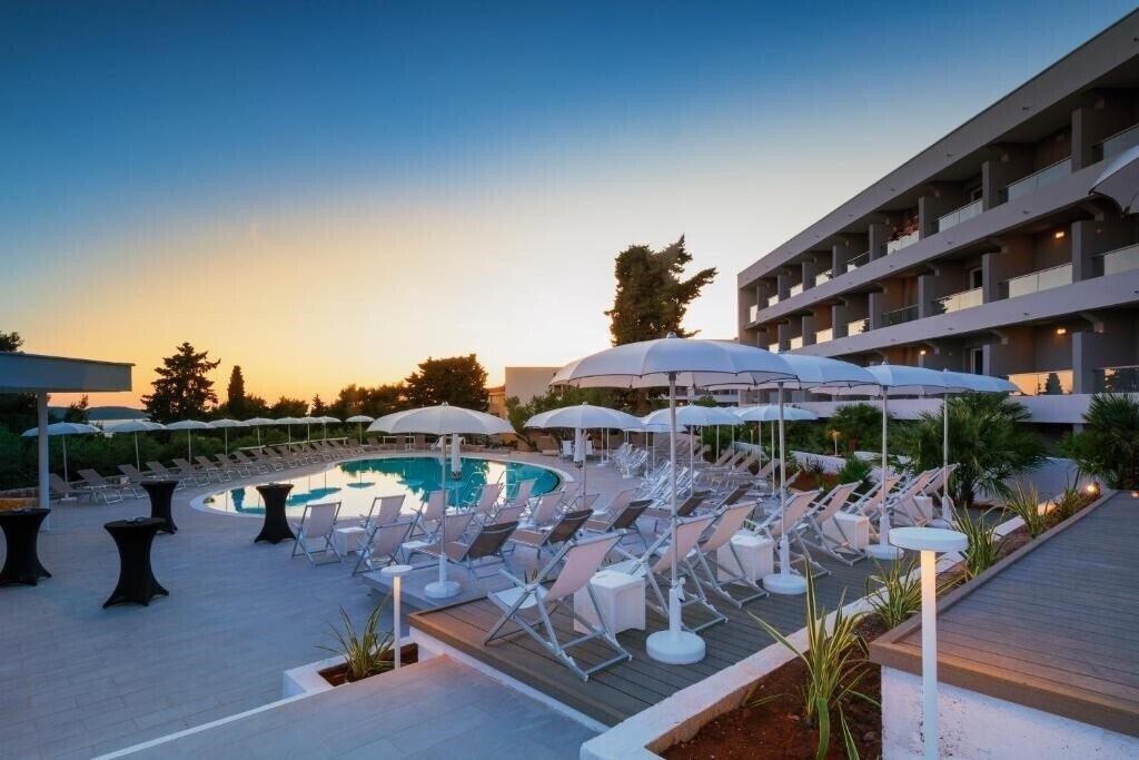 Территория Pharos 2*